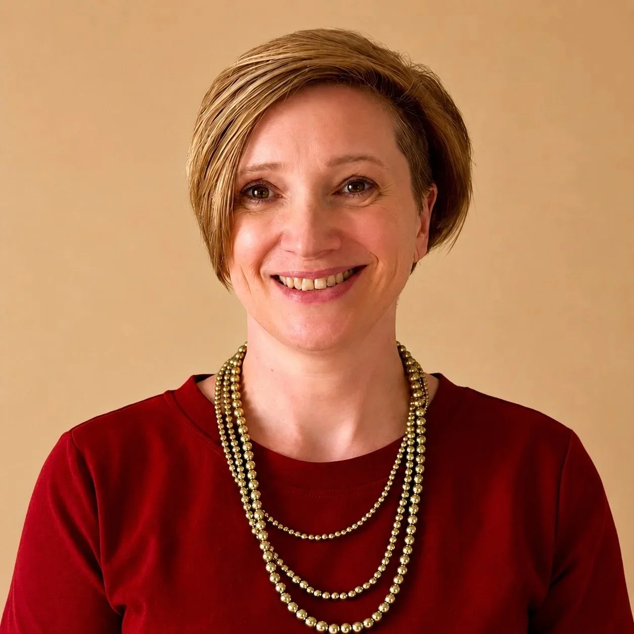 Stefanie Lynn-Heyck, online German tutor and qualified coach, smiling at the camera