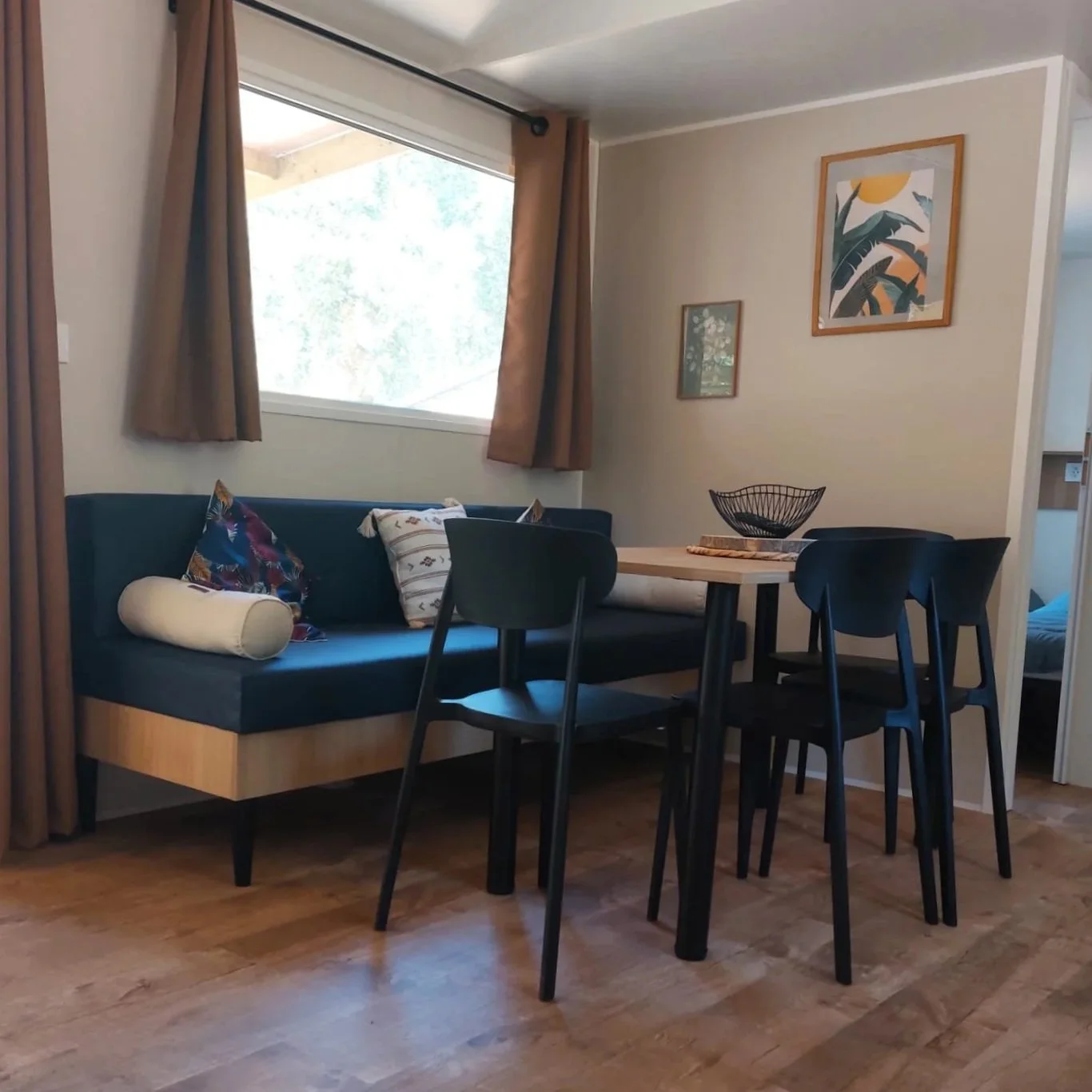 Espace salon moderne avec banquette et coin repas dans un lodge à Porto-Vecchio