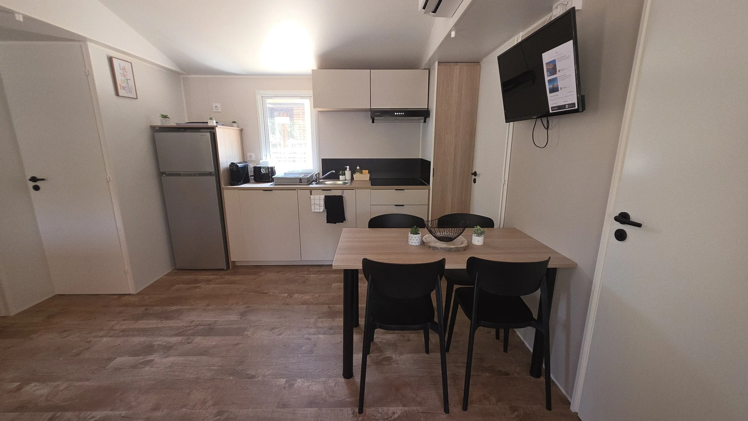 Cuisine équipée et séjour climatisé d'un lodge contemporain en Corse-du-Sud