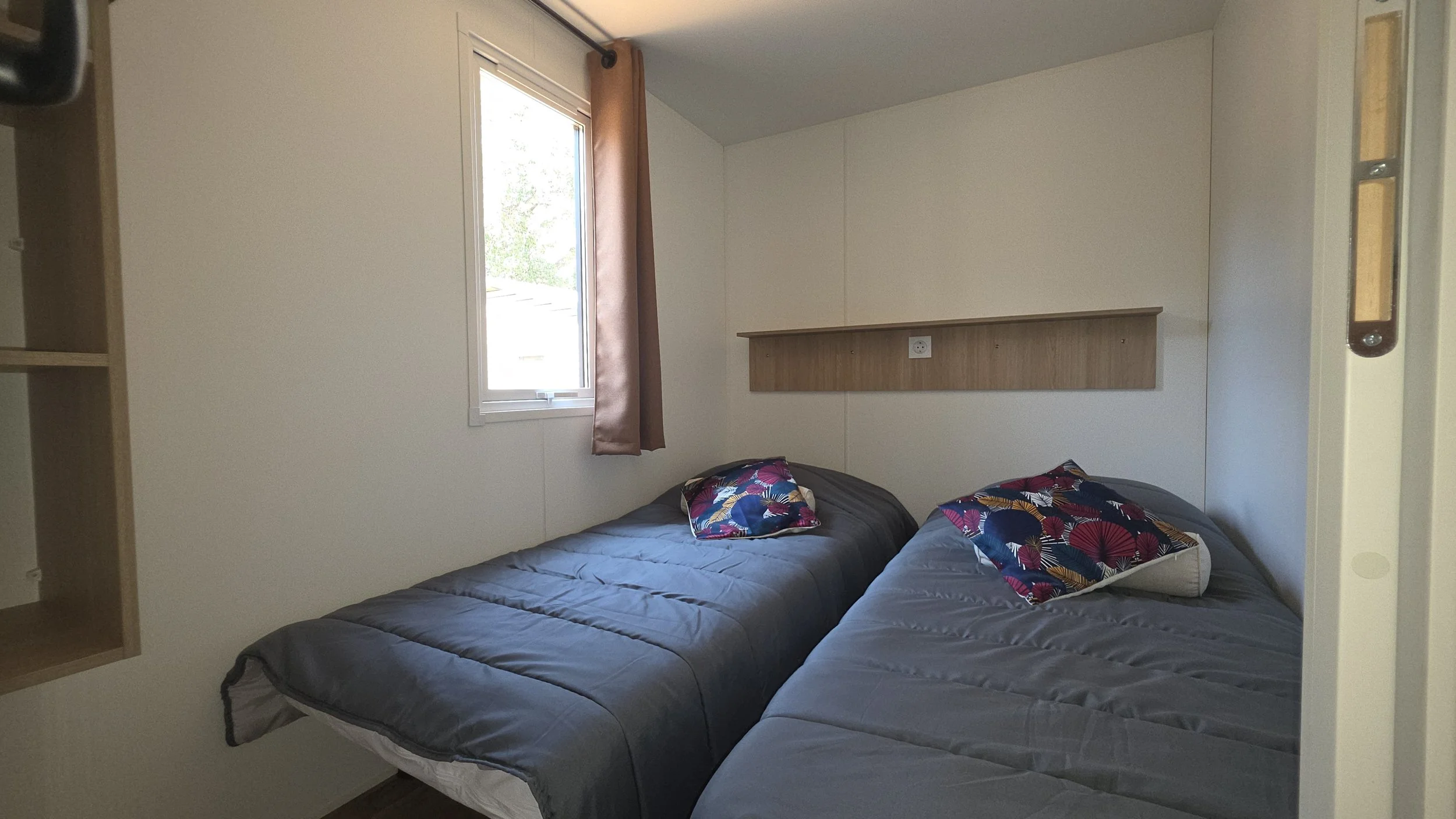 Chambre avec lits jumeaux tout confort dans mobile-home aux Lodges de Marie