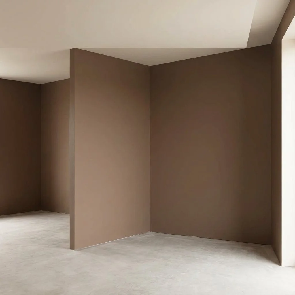 Cadrage d'un coin de bureau professionnel à Toulouse, maintenant avec une cloison pleine en placo fini et peint en couleur Mocha Mousse, sous une lumière douce, montrant l'étape des finitions.