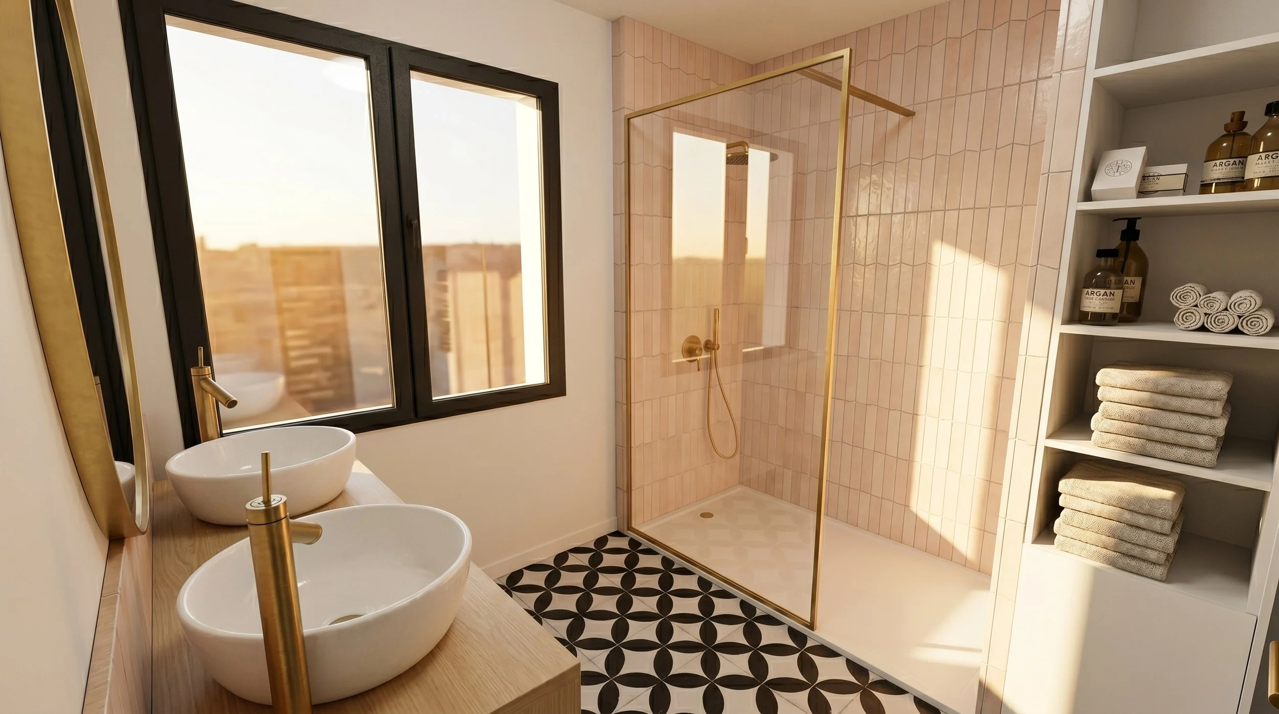 Douche spacieuse bordée de zelliges roses et rehaussée de profilés en laiton doré.