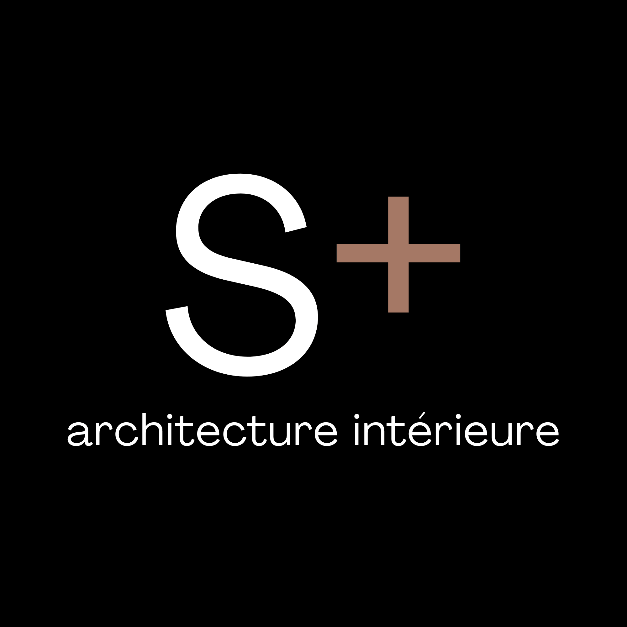 Pour votre logo en bas de page, le texte de remplacement (ou balise alt) idéal est :  Logo de S+ Architecture Intérieure - Architecte d'intérieur à Blagnac