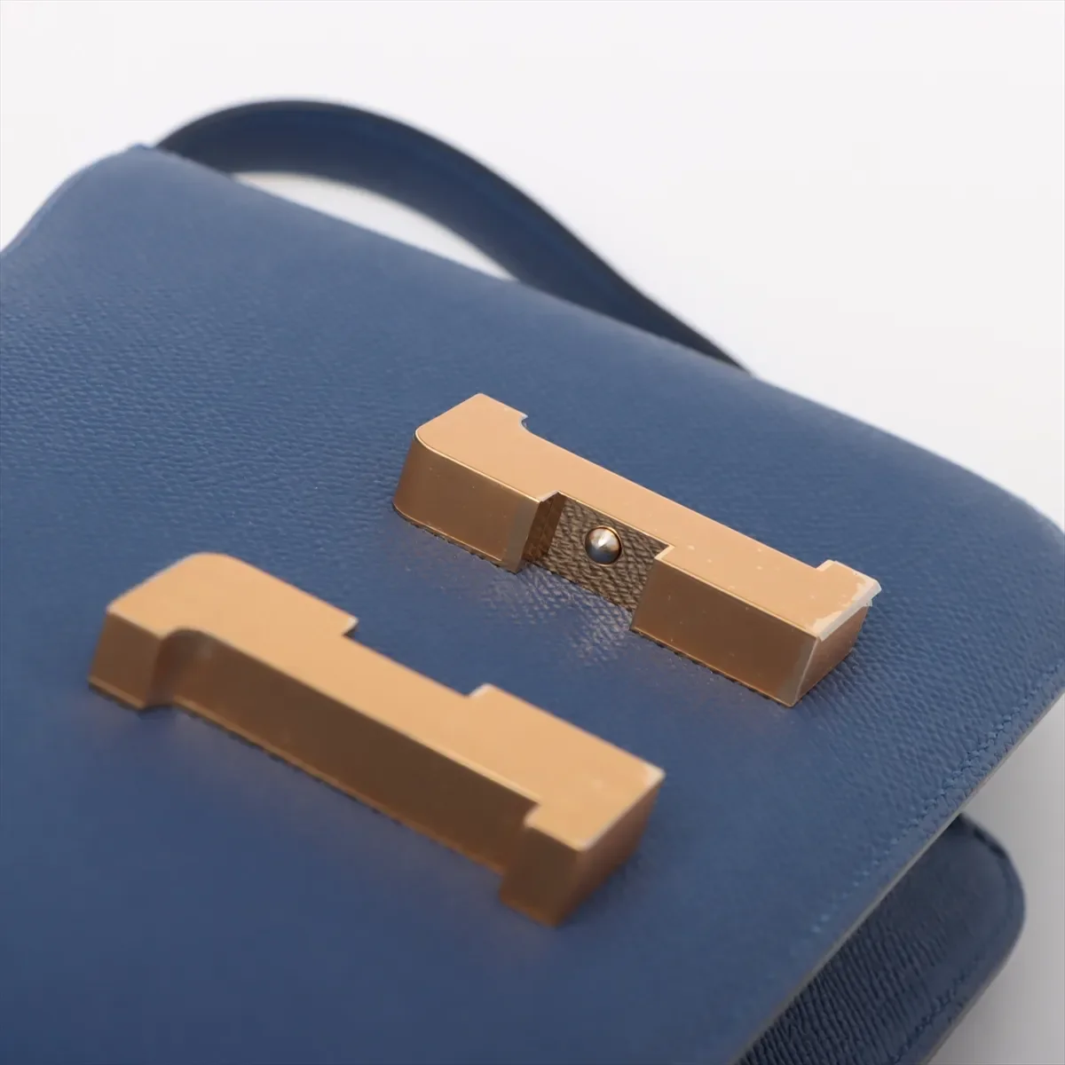 Hermes-2025-Constance_24-Miroir_Epsom_Blue_Tie-GHW (12).webp