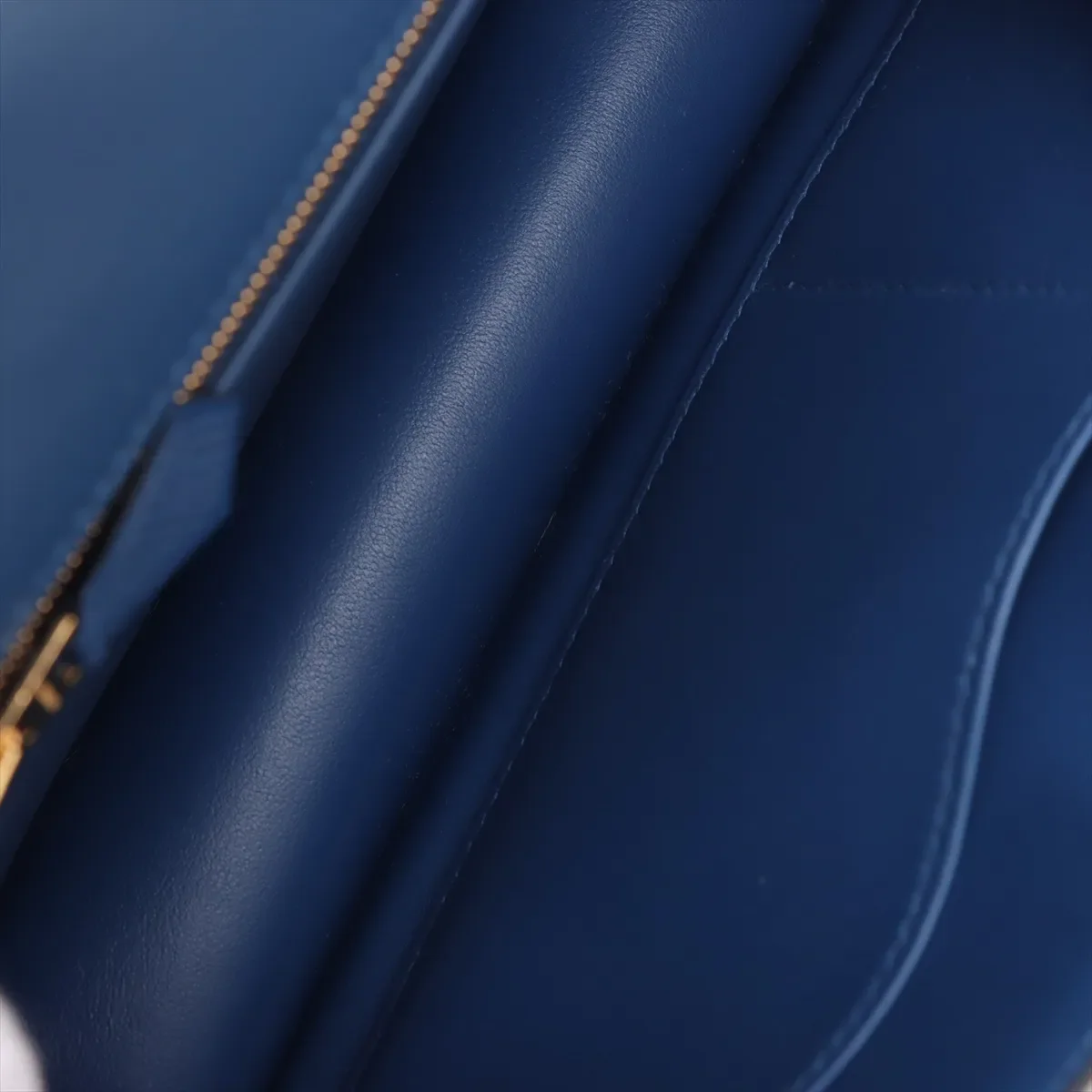 Hermes-2025-Constance_24-Miroir_Epsom_Blue_Tie-GHW (11).webp
