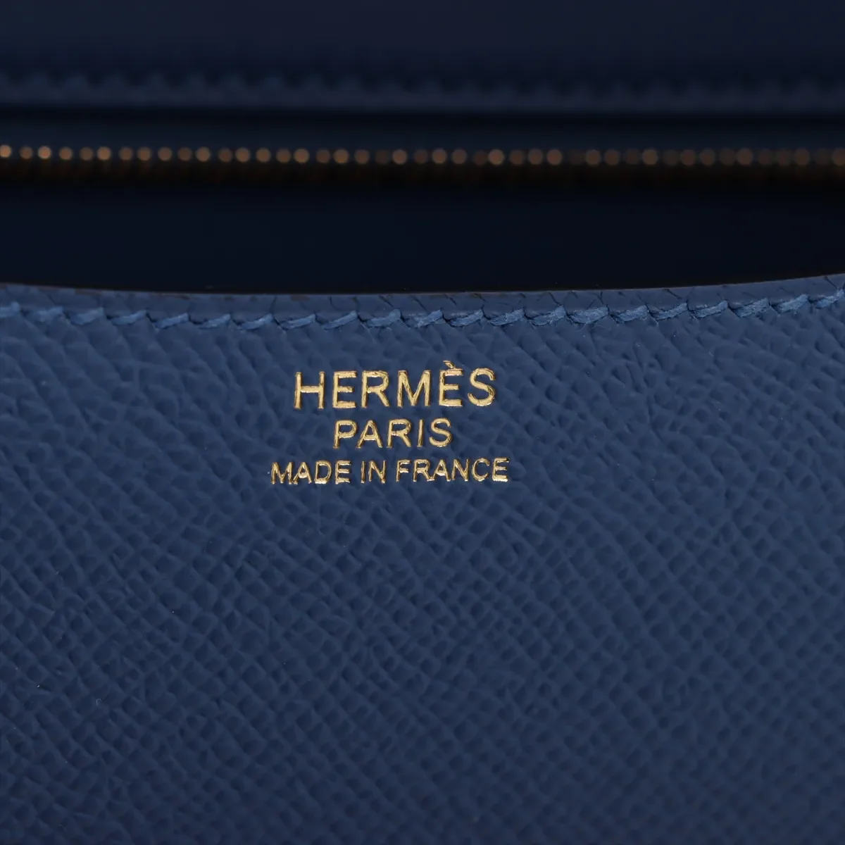 Hermes-2025-Constance_24-Miroir_Epsom_Blue_Tie-GHW (9).webp