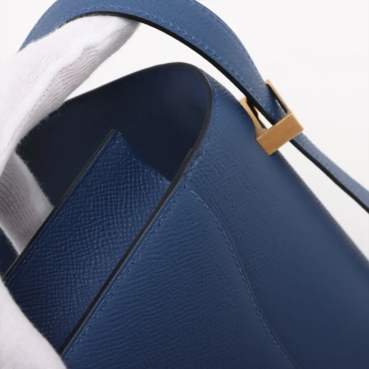 Hermes-2025-Constance_24-Miroir_Epsom_Blue_Tie-GHW (13).webp