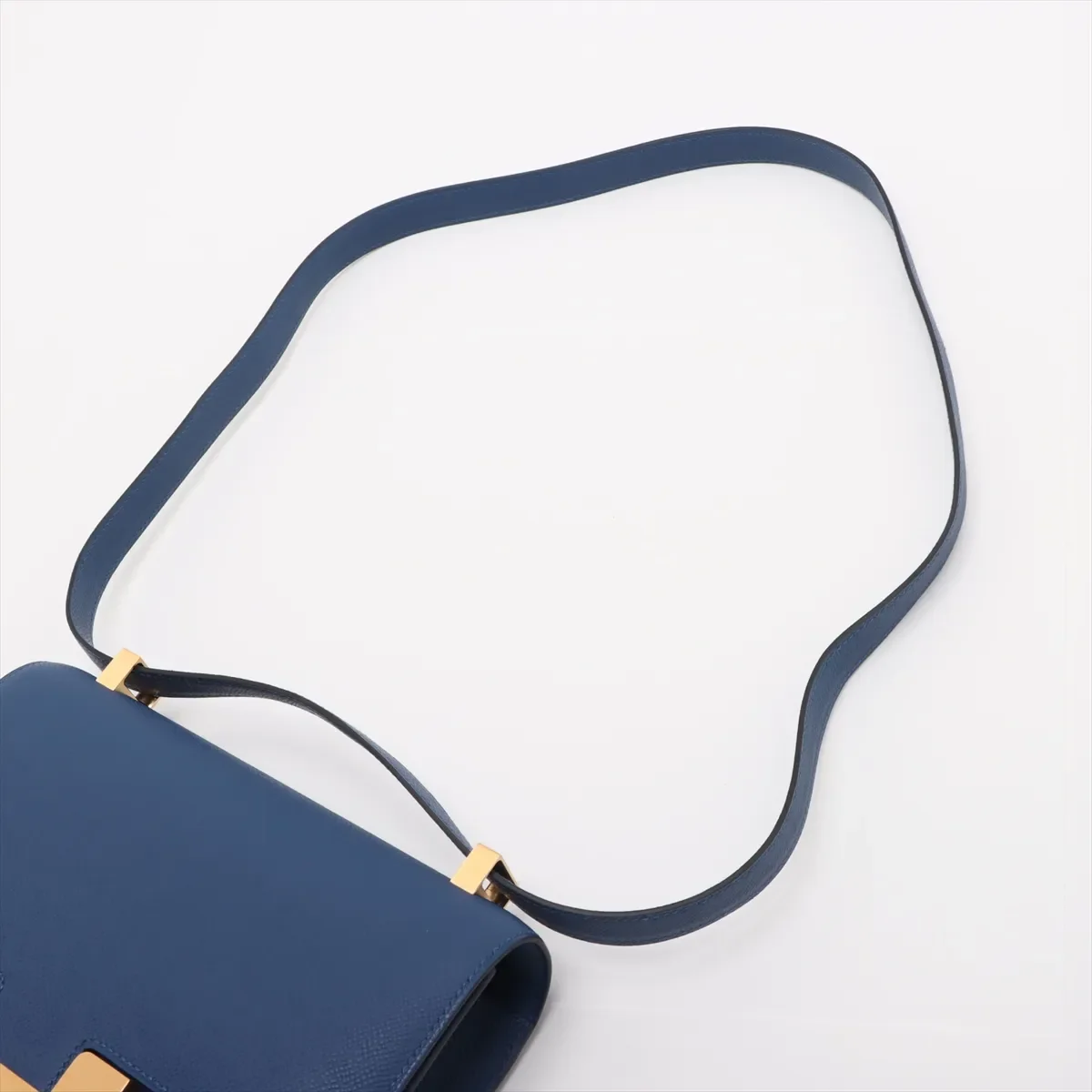 Hermes-2025-Constance_24-Miroir_Epsom_Blue_Tie-GHW (4).webp
