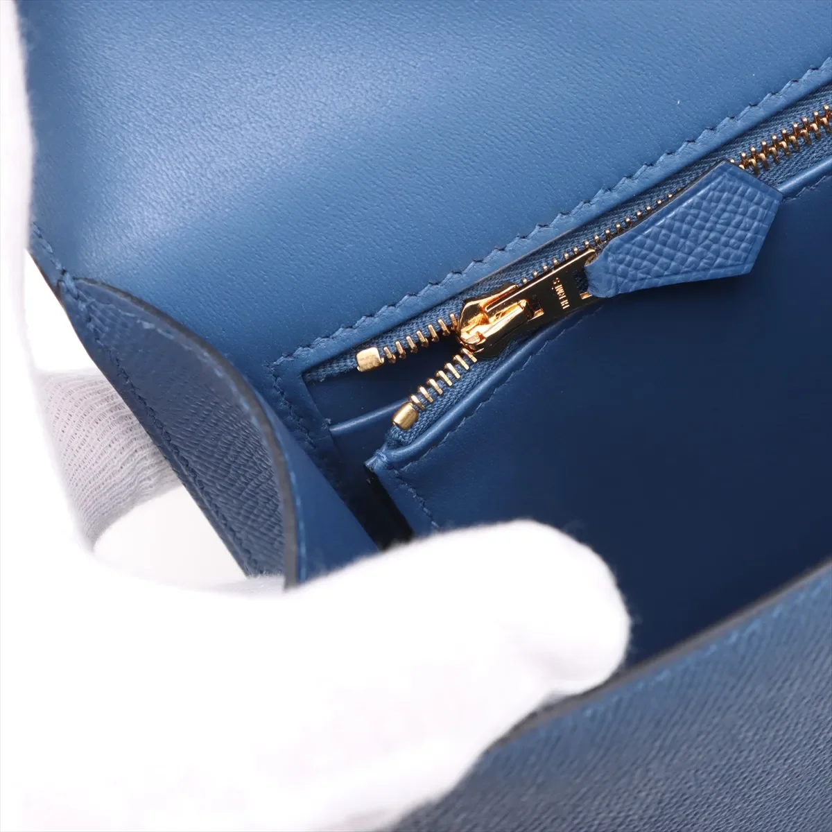 Hermes-2025-Constance_24-Miroir_Epsom_Blue_Tie-GHW (10).webp