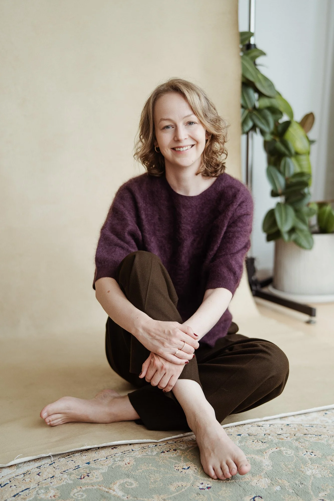 Professional photo of leadership coach Katharina Gerhardt sitting down