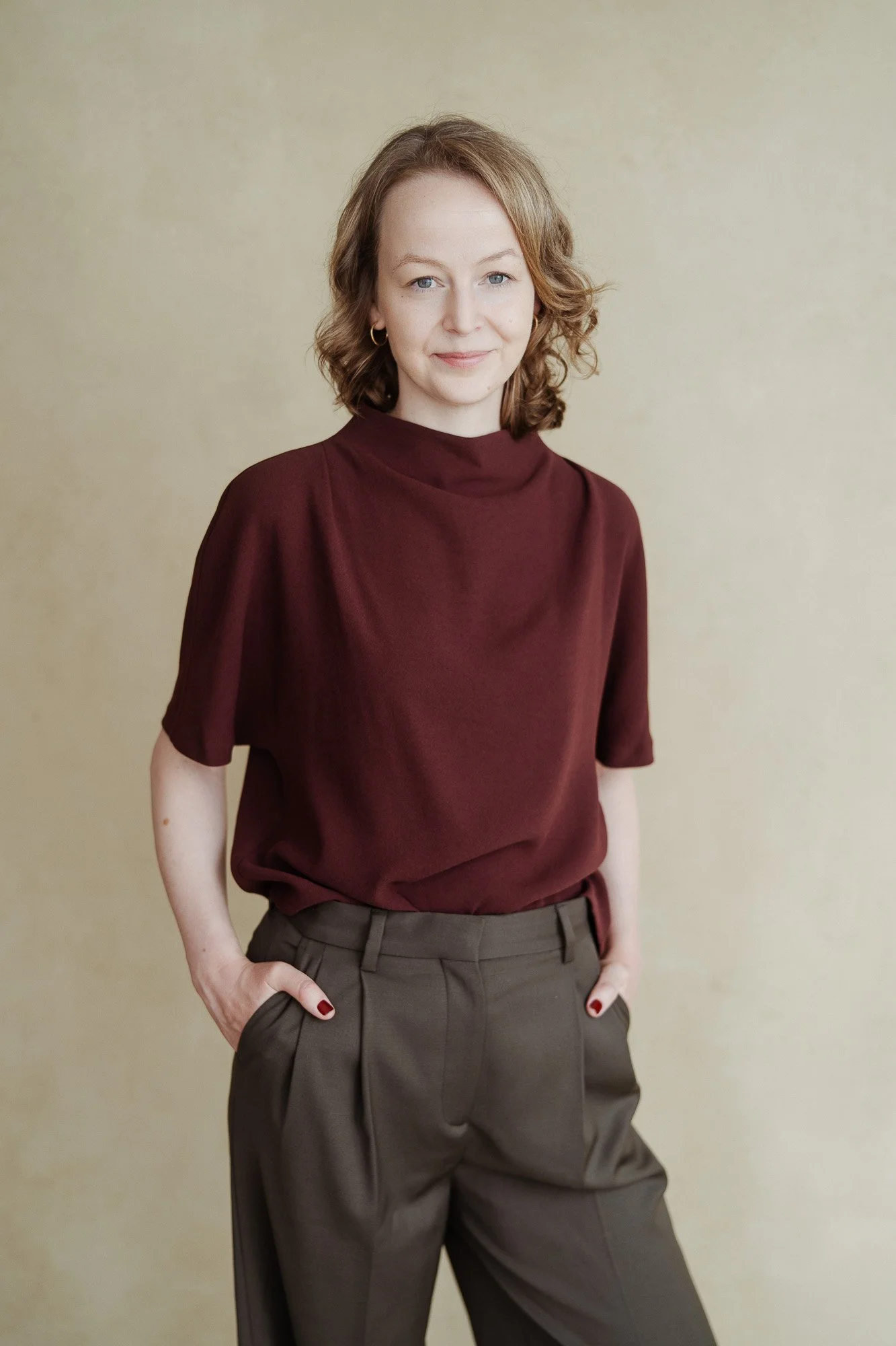 Professional standing photo of leadership consultant Katharina Gerhardt