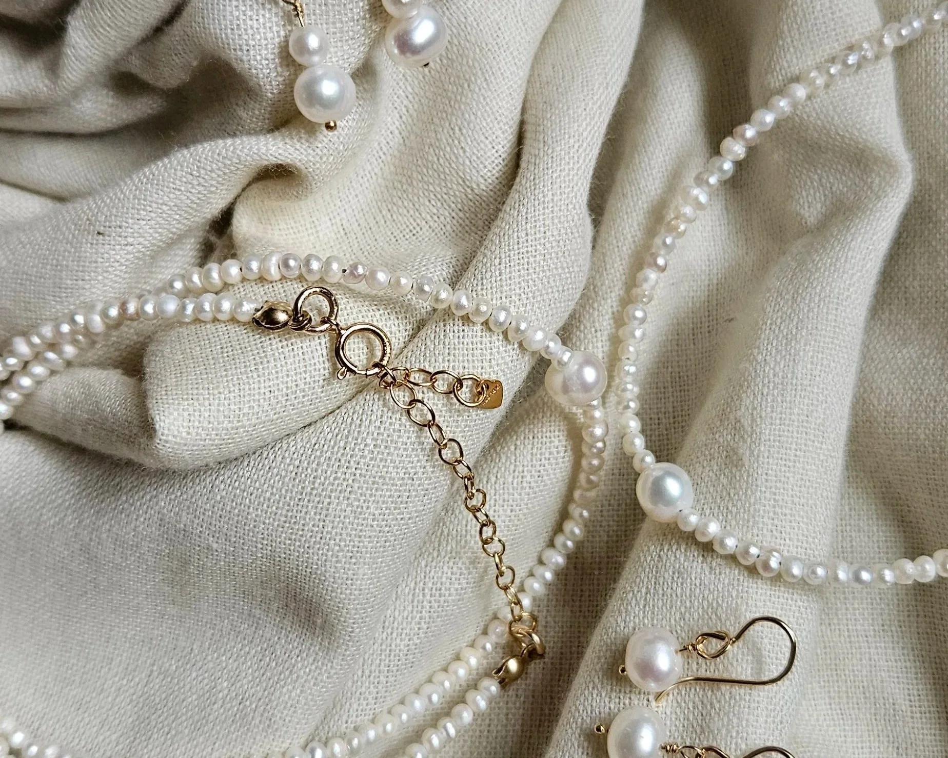 Freshwater+pearl+bracelet+and+necklace.jpg