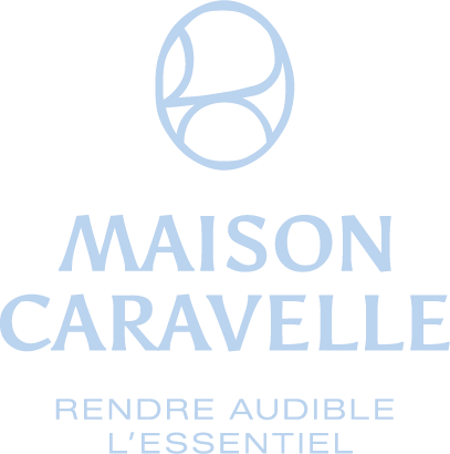 Logo de Maison Caravelle avec un symbole circulaire stylisé et le slogan 'Rendre audible l'essentiel' en dessous.