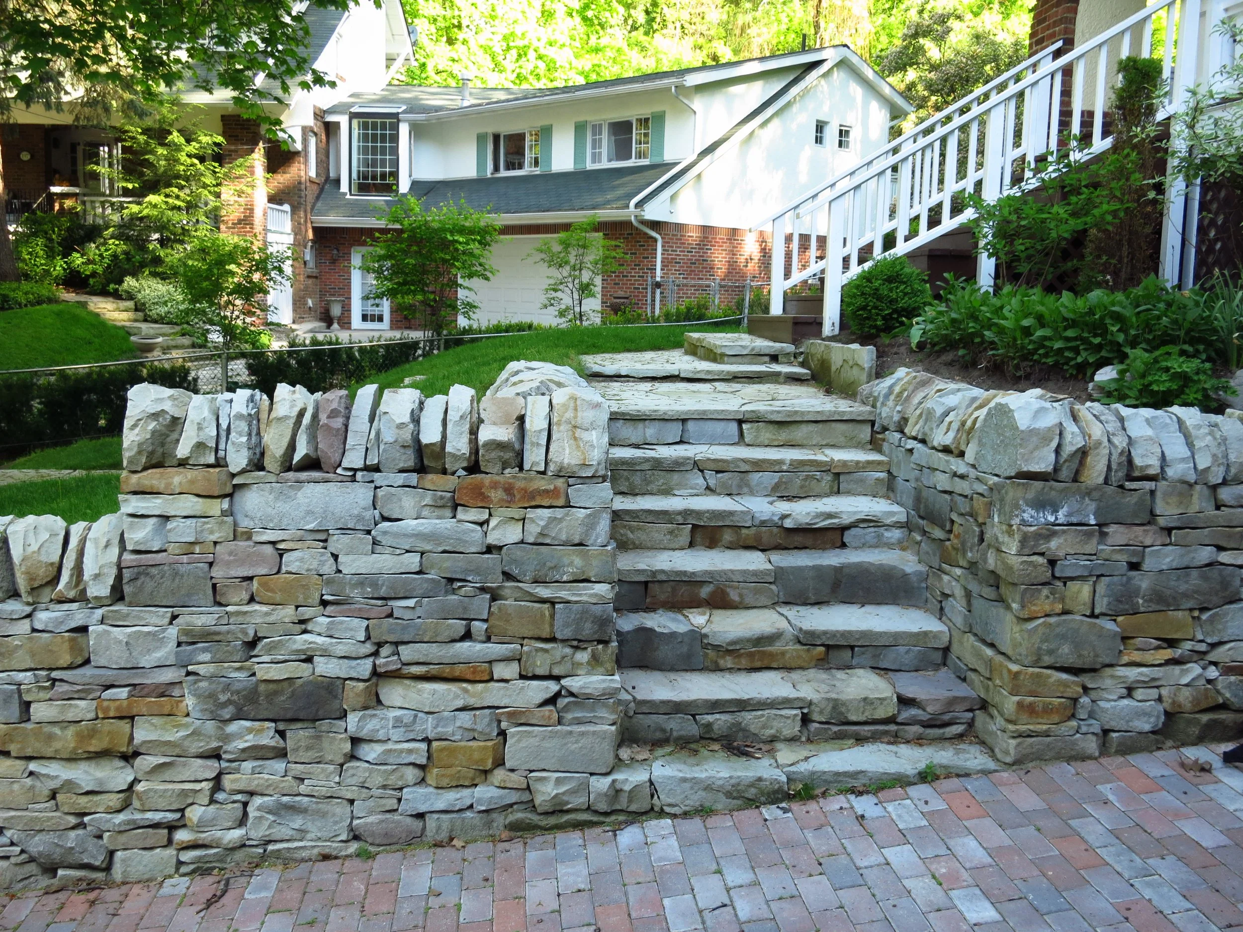 White-House_Wall_Steps.jpg