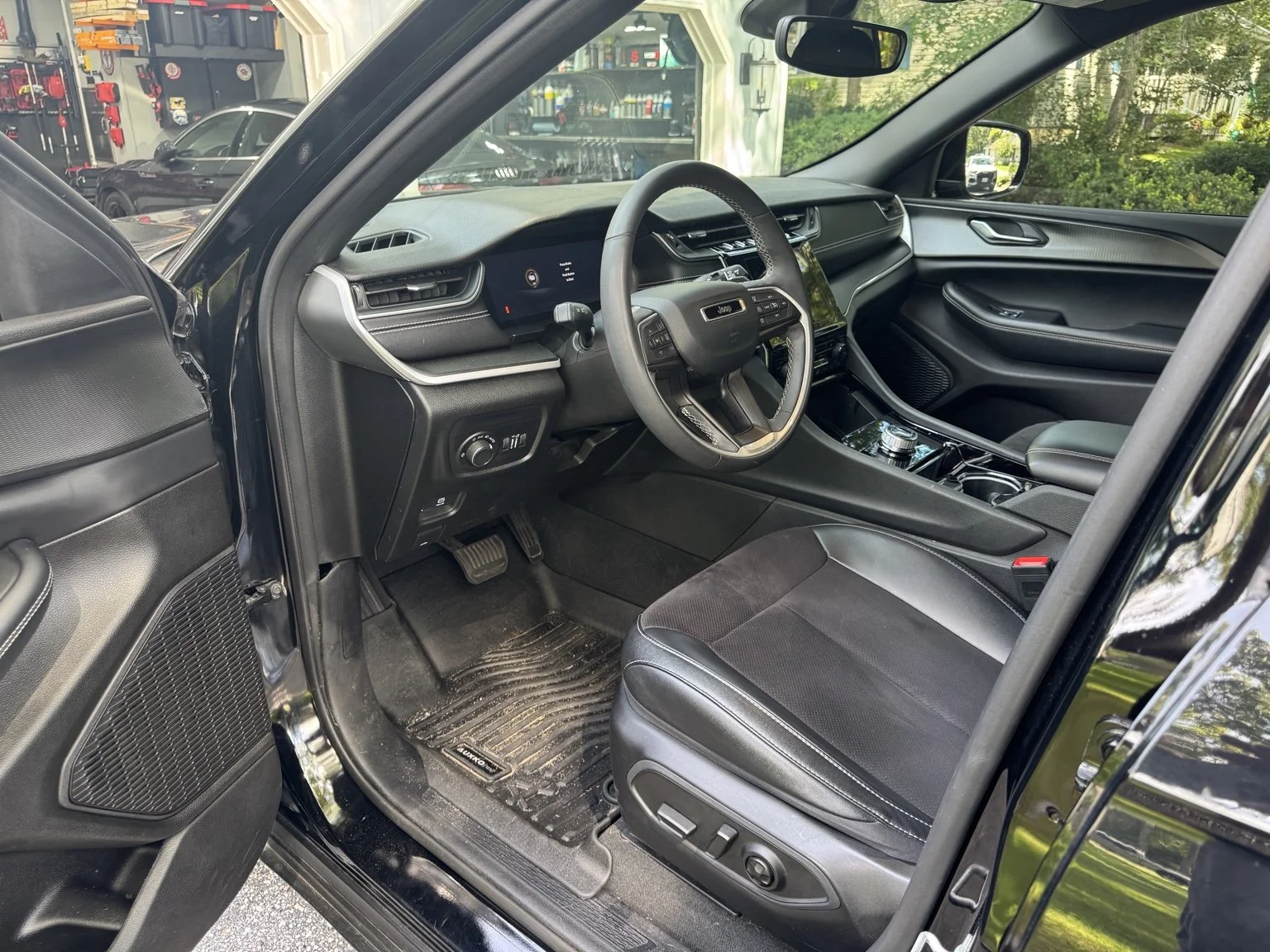 Jeep Grand Cherokee refined by 3LB, featuring exterior, interior, wheel, engine compartment, and finished vehicle details.