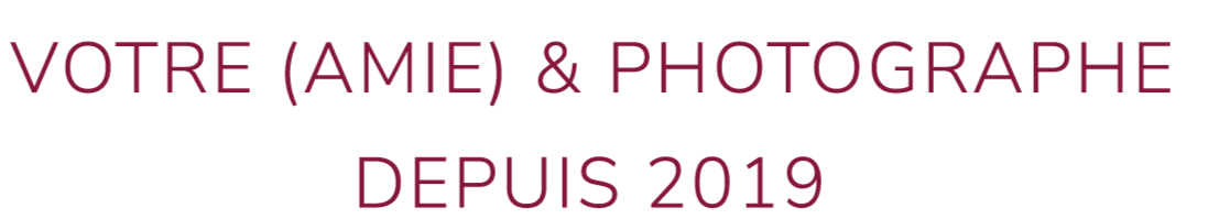 Texte en violet disant « VOTRE (AMIE) & PHOTOGRAPHE DEPUIS 2019 »