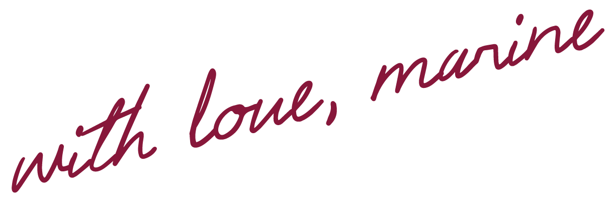 Texte en français disant "avec amour, marine" écrit en style cursif violet sur un fond blanc.