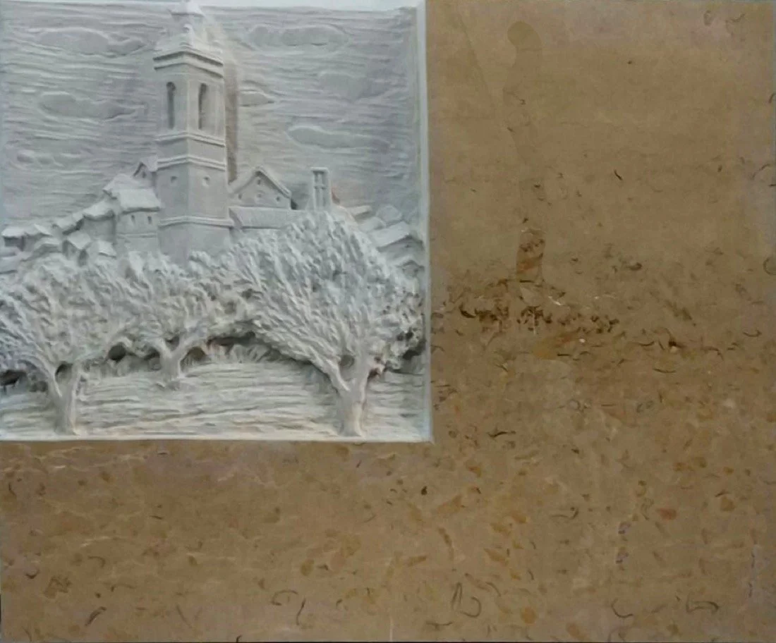 Lápida en mármol de Ulldecona con escultura personalizada de paisaje de campo de almendros elegido por los clientes. Obra tallada a mano por el escultor Raúl Abad en nuestro taller de Alfara del Patriarca (Valencia).