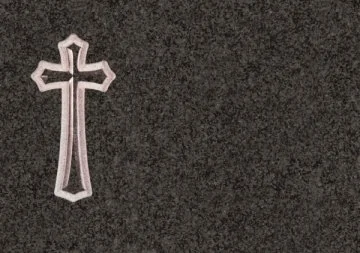 Lápida en granito sudafrica con un diseño de cruz , que presenta un sofisticado relieve plano contrastado con un fondo picado artesanalmente. Esculpida por el escultor Raúl Abad en nuestro taller de Alfara del Patriarca (Valencia).