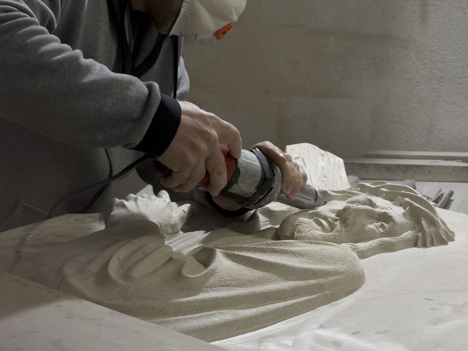 Escultura en lápidas: el arte del homenaje