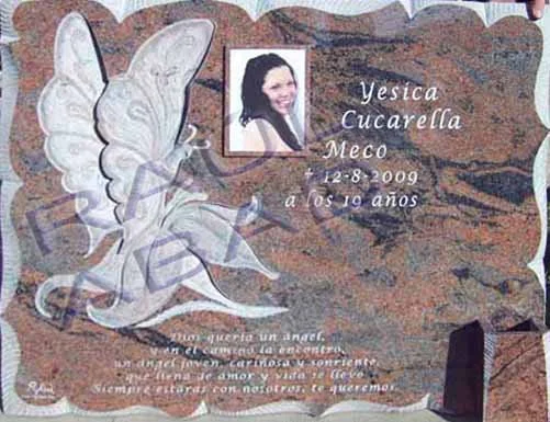 Lápida en granito rojo multicolor con mariposa tallada a mano en bajorrelieve y biseles personalizados en el exterior. Obra artesanal realizada por el escultor Raúl Abad en nuestro taller de Alfara del Patriarca (Valencia).
