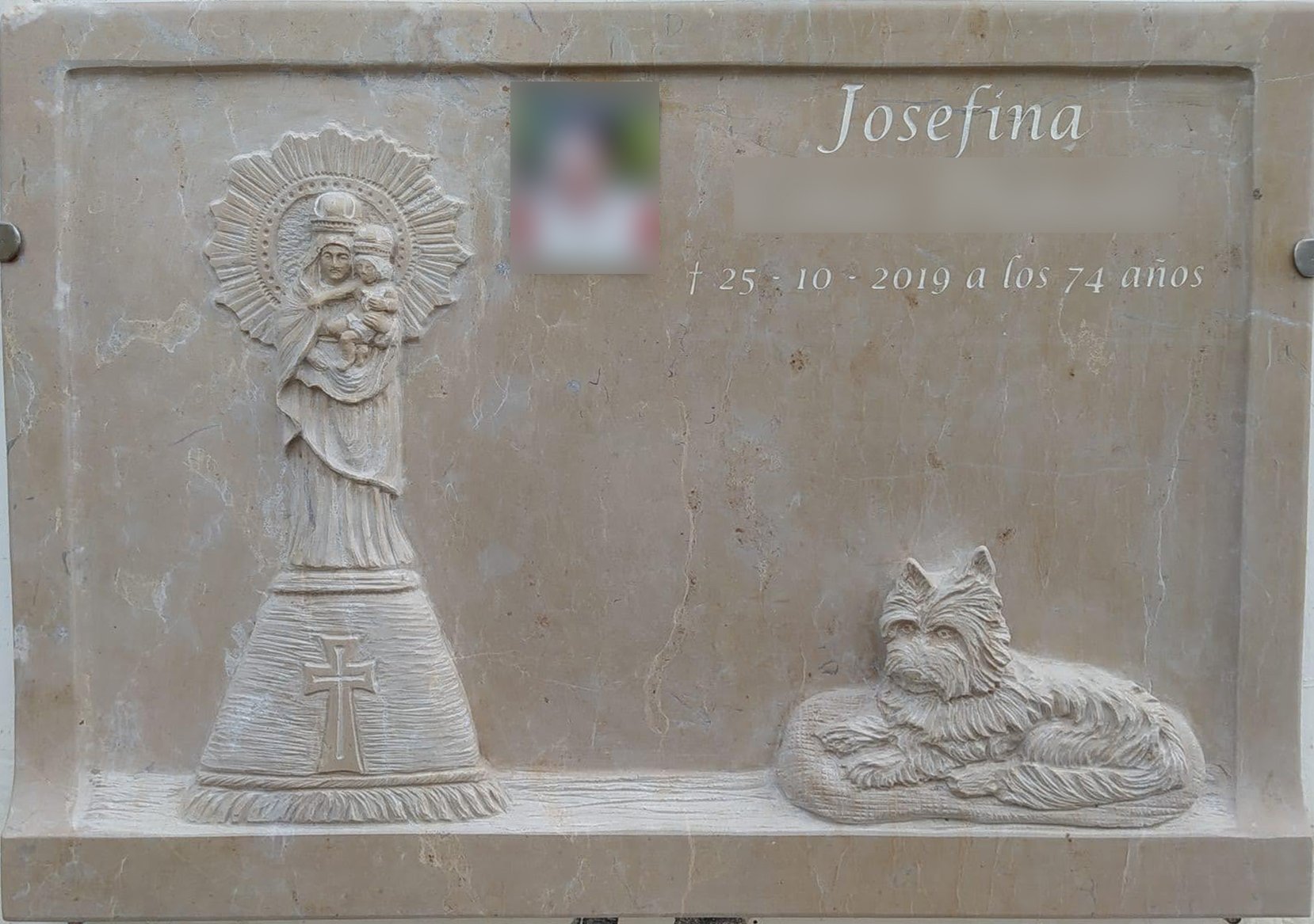 Lápida en mármol cenia, tallada a mano Virgen del Pilar y detalle de su perro, lápida rebajada y detalles en relieve. Esculpida por Raúl Abad