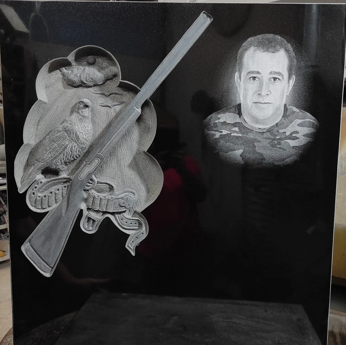 Lápida en granito negro que combina de forma magistral el arte tridimensional de la escultura en relieve con la precisión milimétrica del grabado láser, plasmando el busto del difunto con una nitidez y realismo de alta definición sobre la piedra puli