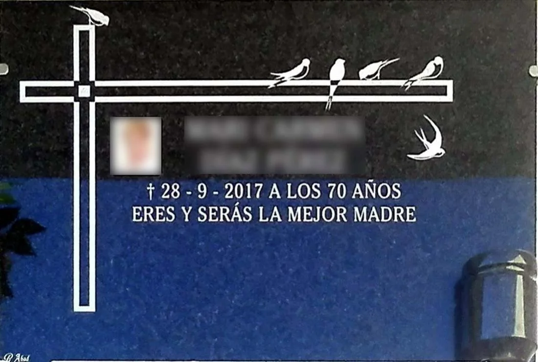 Lápida en granito negro grabada mediante la técnica de chorro de arena con un elegante diseño de cruz  con detalles de  cinco golondrinas acompañando a la cruz. Obra artesanal realizada con precisión por el escultor Raúl Abad en nuestro taller de Alf