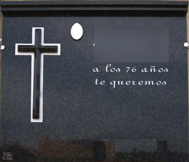 Lápida de granito negro combinada con una cruz sobrepuesta y un elegante contorno realizado mediante la técnica de chorro de arena. Una pieza de diseño moderno y refinado de arte funerario, elaborada de forma artesanal en nuestro taller de Alfara del