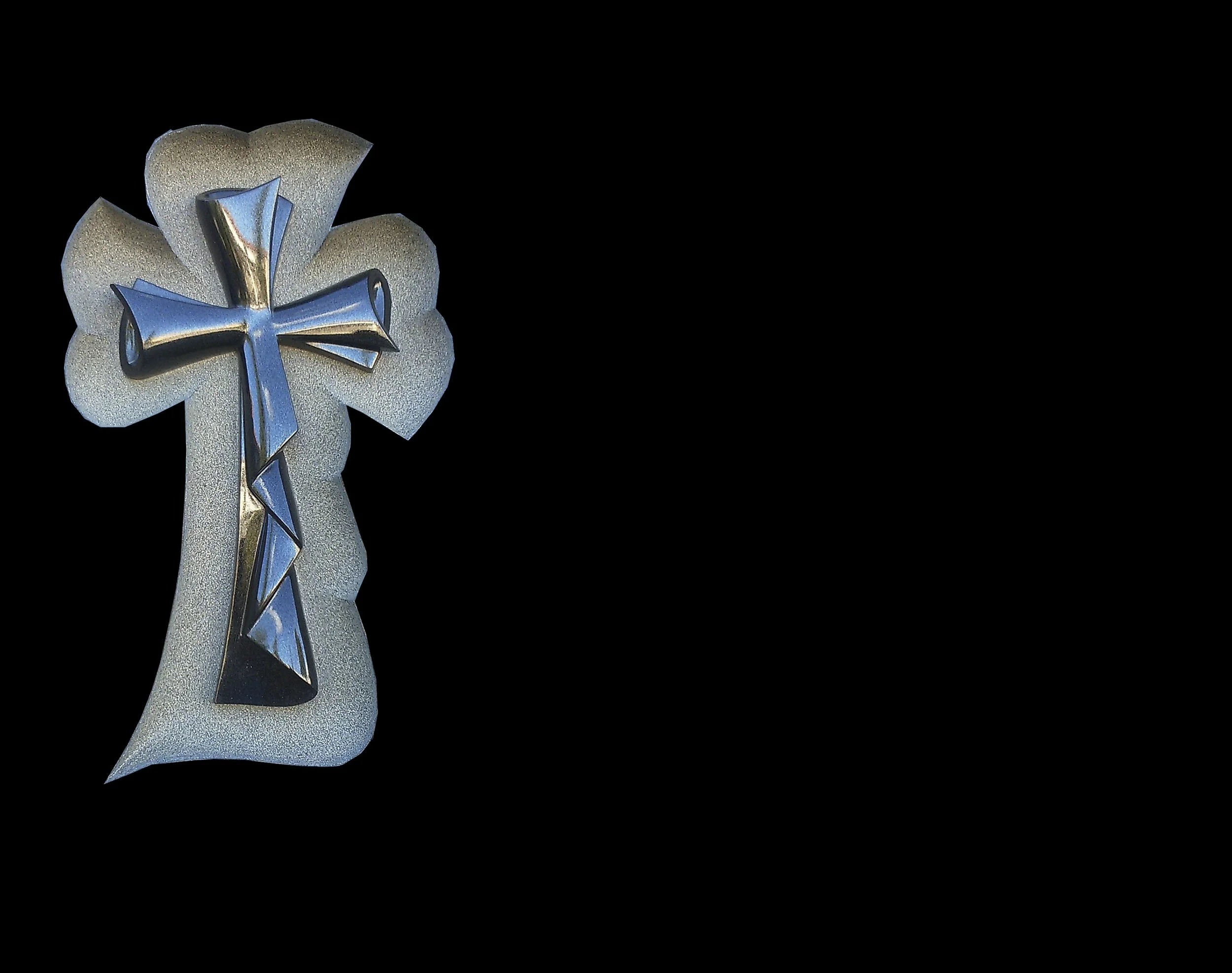 Lápida en granito negro con cruz esculpida en relieve mediante un cuidado contorno tallado y superficies pulidas. Obra artesanal realizada por el escultor Raúl Abad en nuestro taller de Alfara del Patriarca (Valencia).
