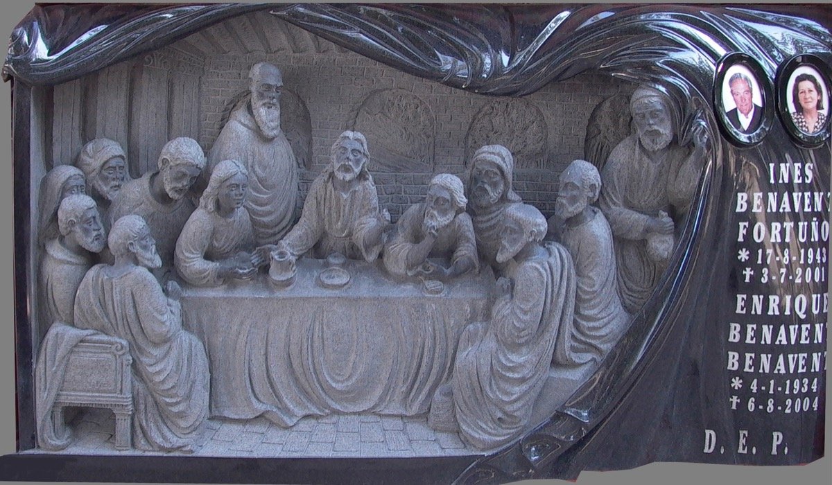 Impresionante lápida esculpida en granito negro Belga, que recrea con un nivel de detalle excepcional la compleja escena de 'La Última Cena'. La obra destaca por su contraste visual, combinando la minuciosa talla central representando a la última cen