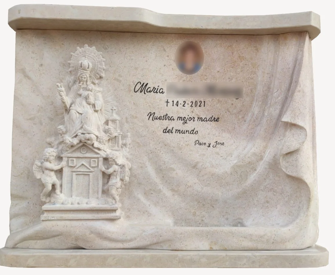 Lápida tallada a mano en mármol cenia con la virgen de la Venta del Moro y adorno de manto jardinera tallada de la misma piedra, esculpida por Raúl Abad