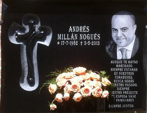 Lápida con cruz tallada en granito negro, diseñada de forma totalmente personalizada según las indicaciones de los clientes, acompañada de la grabación mediante láser de la imagen del difunto. Obra artesanal realizada por el escultor Raúl Abad en nue