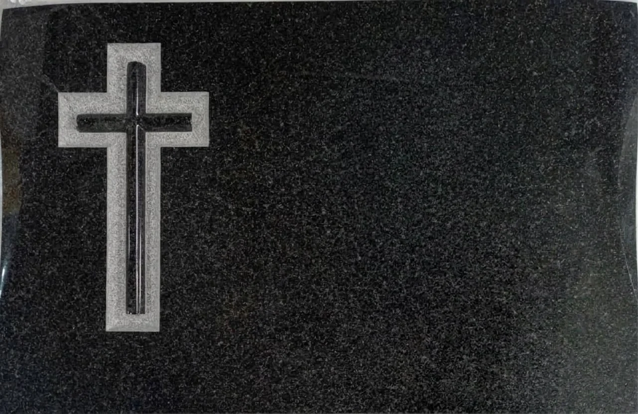 Cruz en granito Sudáfrica con una elegante cruz de dos aguas tallada sobre un fondo repicado artesanalmente. El diseño está cuidadosamente rematado con biseles perimetrales. Una pieza de arte funerario de gran calidad y distinción, elaborada en nuest