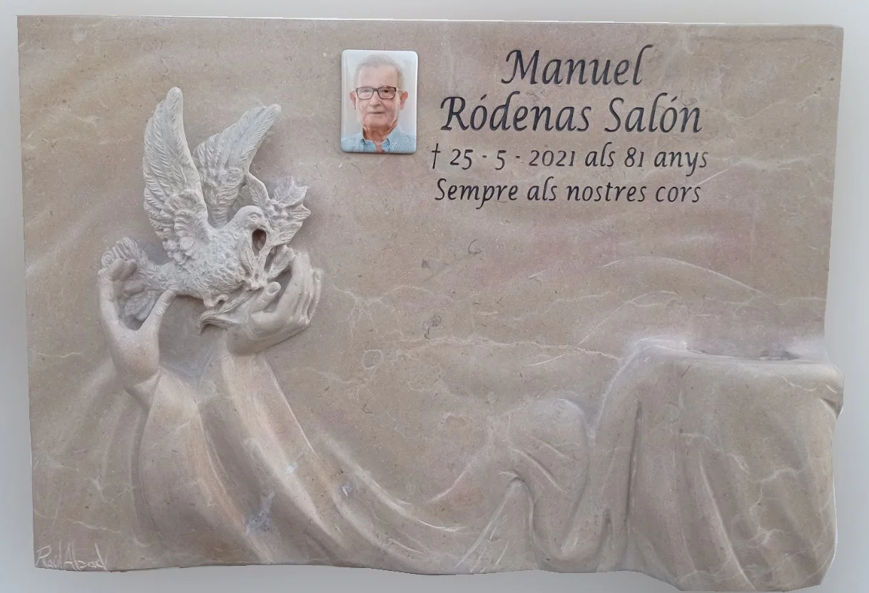 Lápida personalizada en mármol Cenia rebajada y tallada en relieve, realizada íntegramente a mano por el escultor Raúl Abad en nuestro taller de Alfara del Patriarca, Valencia