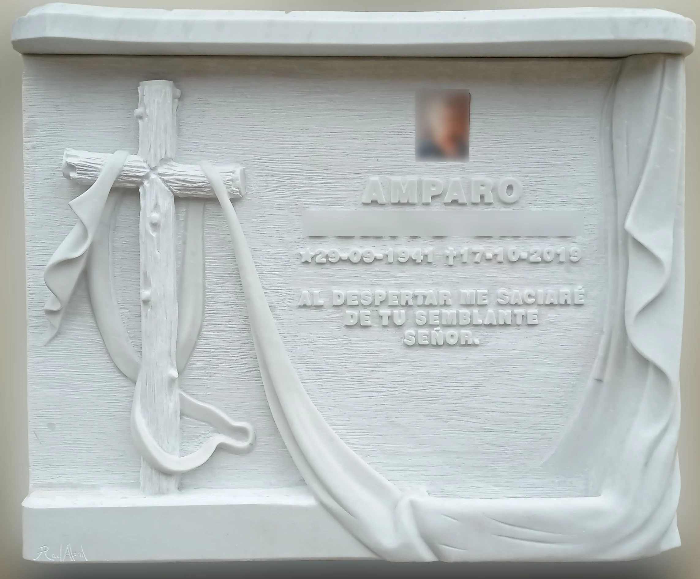  Lápida tallada a mano en mármol blanco  cruz tallada como madera y detalle de 
y manto   jardinera de la misma pieza de alta calidad por el escultor Raúl Abad