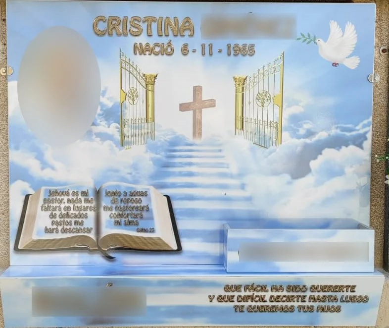 Lápida de cerámica personalizada para Cristina, diseñada por Raúl Abad en Valencia