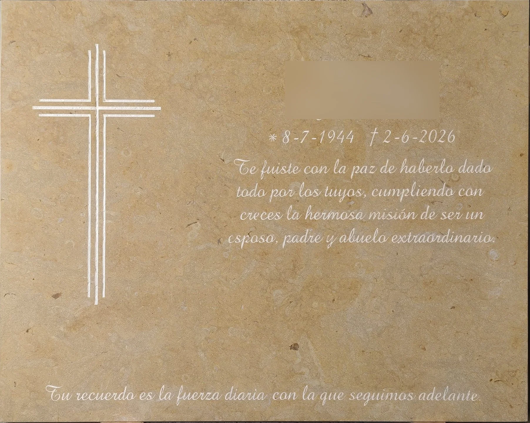 Lápida grabada mediante la técnica de chorro de arena con elegante diseño de cruz. Obra artesanal realizada con precisión por el escultor Raúl Abad en nuestro taller de Alfara del Patriarca (Valencia).