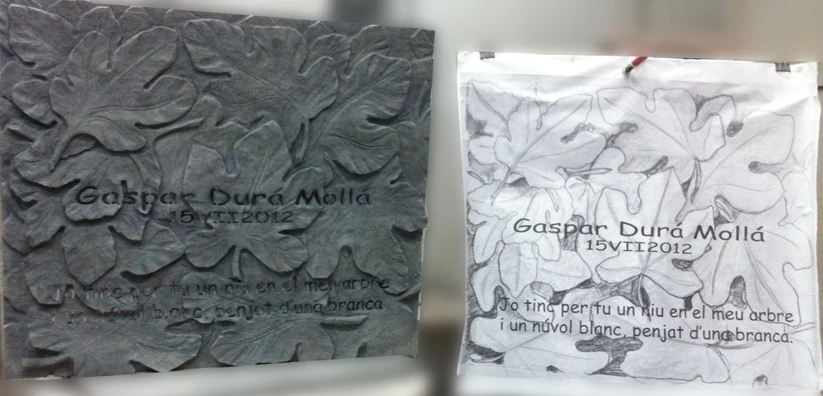 Detalle del minucioso boceto original junto a la lápida esculpida en exclusiva granito verde mate, que muestra el diseño artesanal de las hojas de higuera y la jardinera superior. Obra realizada por el escultor Raúl Abad en nuestro taller de Alfara d
