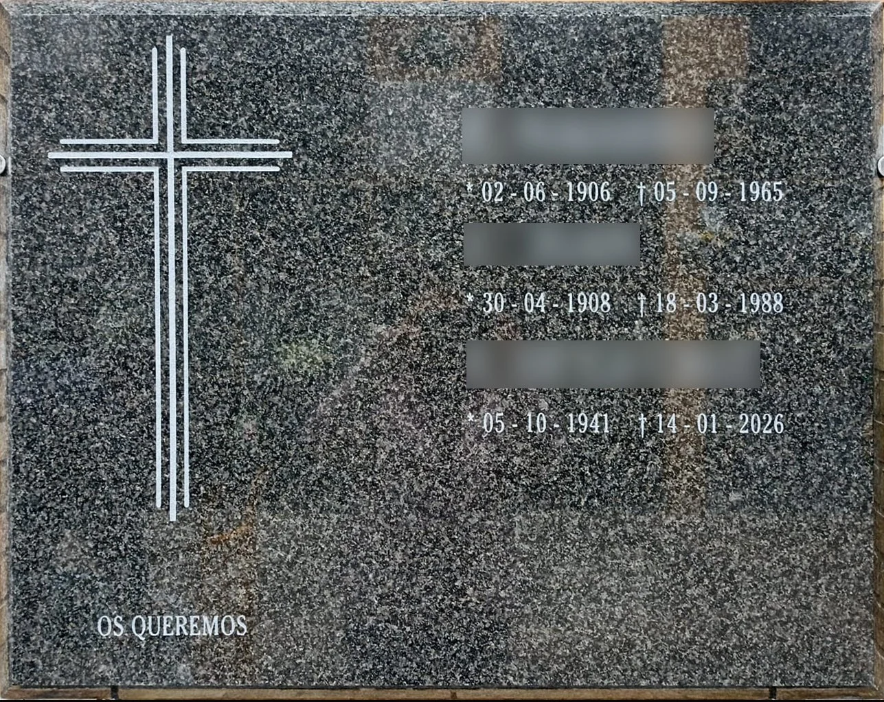 Lápida en granito Sudáfrica grabada mediante la técnica de chorro de arena con elegante diseño de cruz  triple  muy elegante. Obra artesanal realizada con precisión por el escultor Raúl Abad en nuestro taller de Alfara del Patriarca (Valencia).