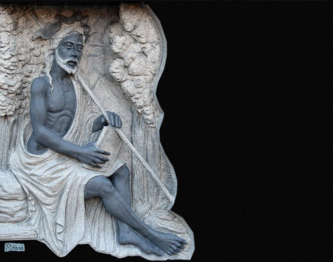 Escultura funeraria tallada artesanalmente en granito negro, protagonizada por una imponente representación de San Juan Bautista en alto relieve. Una obra de cuidada ejecución que destaca por la fuerza expresiva de la figura y la nobleza de la piedra