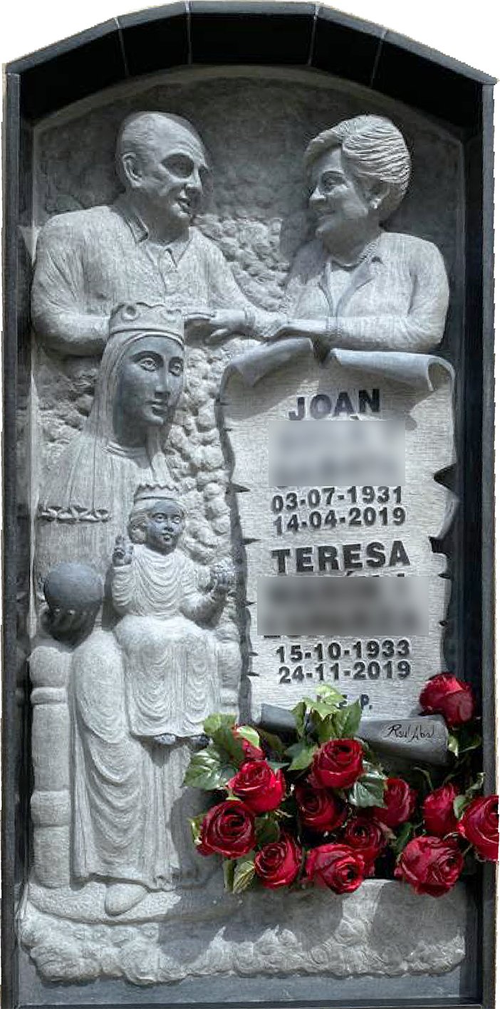Lápida doble tallada en granito negro con los bustos artesanales de los difuntos y la Virgen de Montserrat, acompañada de un detalle de pergamino con letras en relieve. Un trabajo de gran dificultad debido a la dureza del granito, modelado con total 