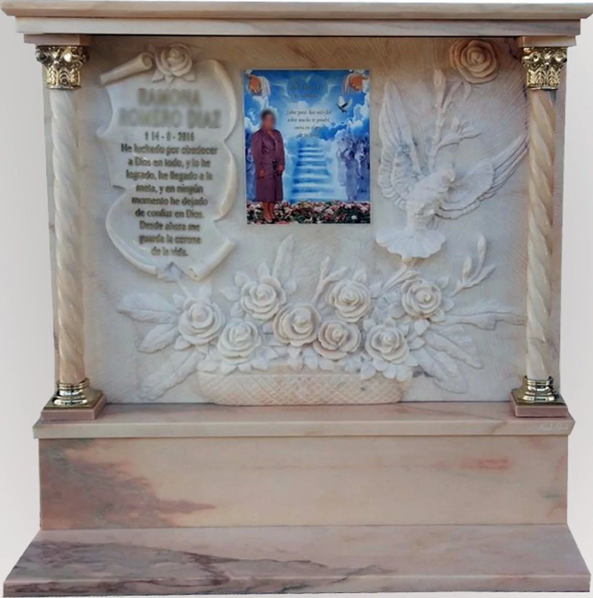 Lápida en mármol rosa portugués altamente personalizada que combina acabados pulidos y mate. Presenta una escultura de paloma, una jardinera esculpida con rosas, un pergamino central para la inscripción con terminación en pan de oro, y dos columnas c