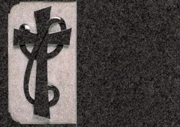 Detalle lápida doble de granito Sudáfrica con un suplemento superior y una cruz esculpida por completo en relieve, destacando sobre un laborioso fondo repicado y envuelta por una elegante cinta tallada que recorre el diseño. Una pieza monumental y de