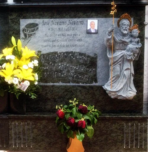 Lápida en granito verde con grabación artesanal, escalón forrado con ventilación y escultura de San José tallada en un bloque independiente de granito negro. Obra realizada a mano por el escultor Raúl Abad en nuestro taller de Alfara del Patriarca (V