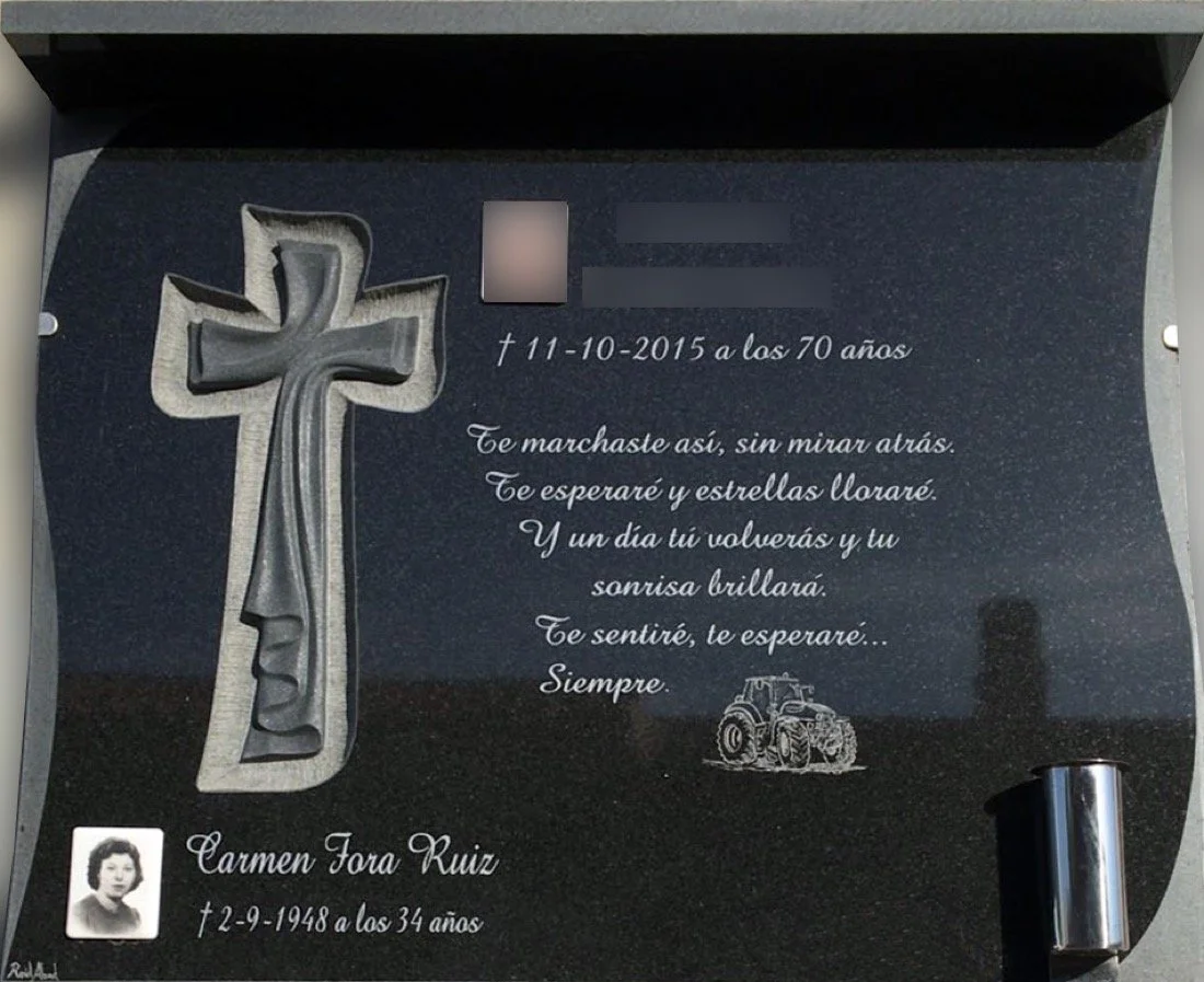 Lápida con cruz tallada en granito negro con acabado en mate sin pulir y elegantes detalles de biseles. Obra artesanal realizada por el escultor Raúl Abad en nuestro taller de Alfara del Patriarca (Valencia).