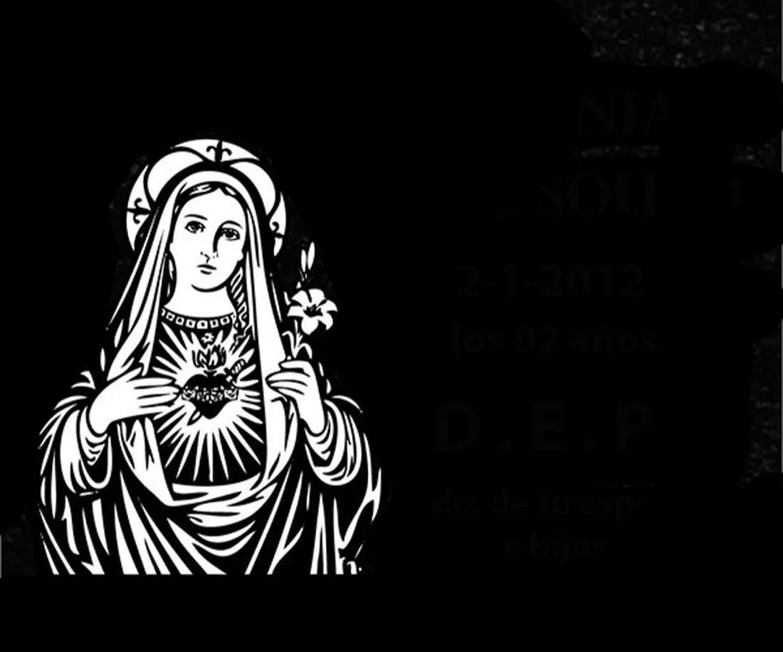 Lápida en granito negro  grabada mediante la técnica de chorro de arena imagen de Corazón de María. Obra artesanal realizada con precisión por el escultor Raúl Abad en nuestro taller de Alfara del Patriarca (Valencia).