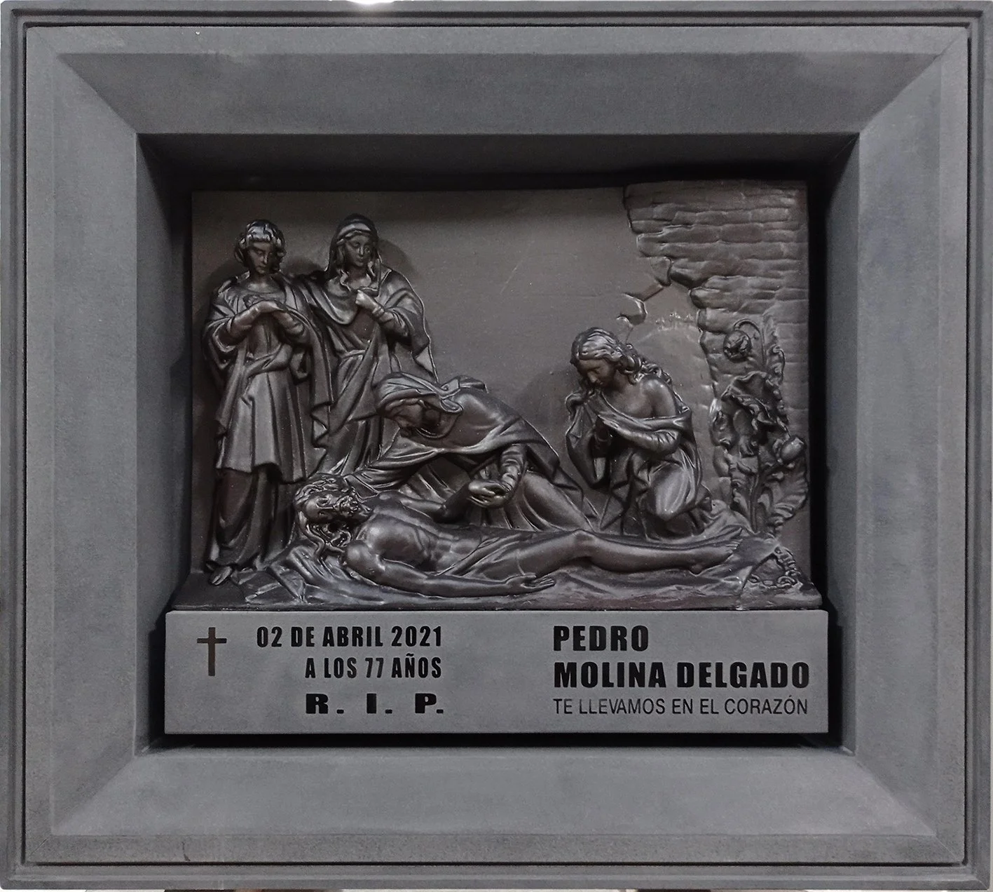 Lápida en granito negro con elaboradas molduras para colocación interior, caracterizada por sus múltiples detalles y una inscripción tallada en relieve sobre acabado mate sin brillo. Una pieza de gran complejidad técnica y máxima durabilidad, realiza