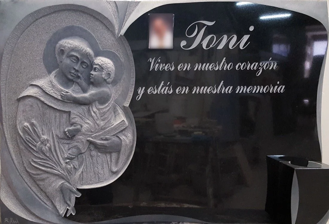 Lápida con escultura en relieve de San Francisco tallada a mano, biseles personalizados y búcaro sobrepuesto. Obra artesanal realizada por el escultor Raúl Abad en nuestro taller de Alfara del Patriarca (Valencia).
