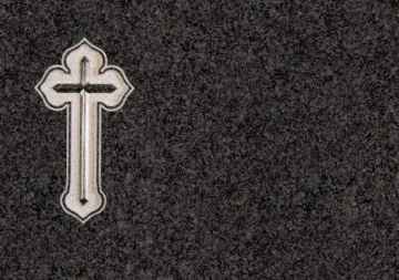 Lápida en granito negro con un diseño de cruz , que presenta un sofisticado relieve plano contrastado con un fondo picado artesanalmente. Esculpida por el escultor Raúl Abad en nuestro taller de Alfara del Patriarca (Valencia).